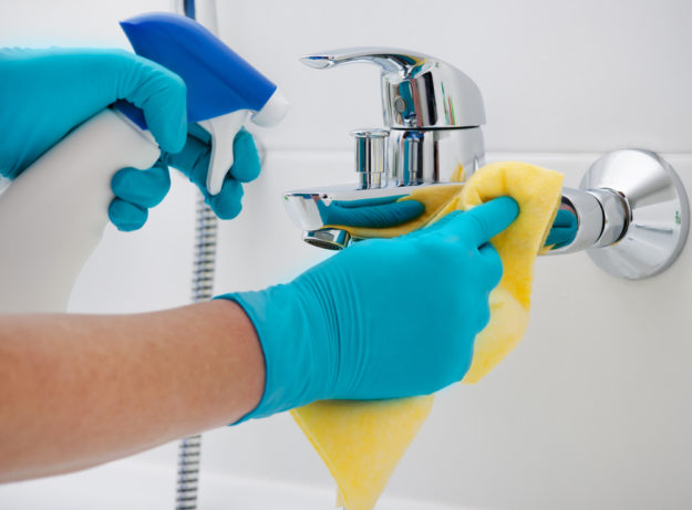Desinfectar grifos de baño